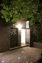 Un hostal con fachada de azulejos, un letrero que indica que es un hostal y una puerta que da al interior.