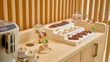 Una vitrina de pastelería con diversos pasteles y galletas.