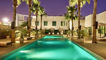 Pool Terrace Room | Piscina externa | Piscina externa, funciona das 7h às 19h, espreguiçadeiras