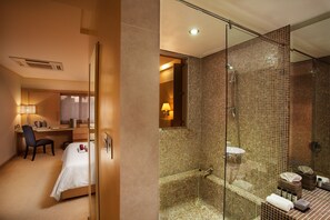 Douche, articles de toilette gratuits, sĂšche-cheveux, peignoirs