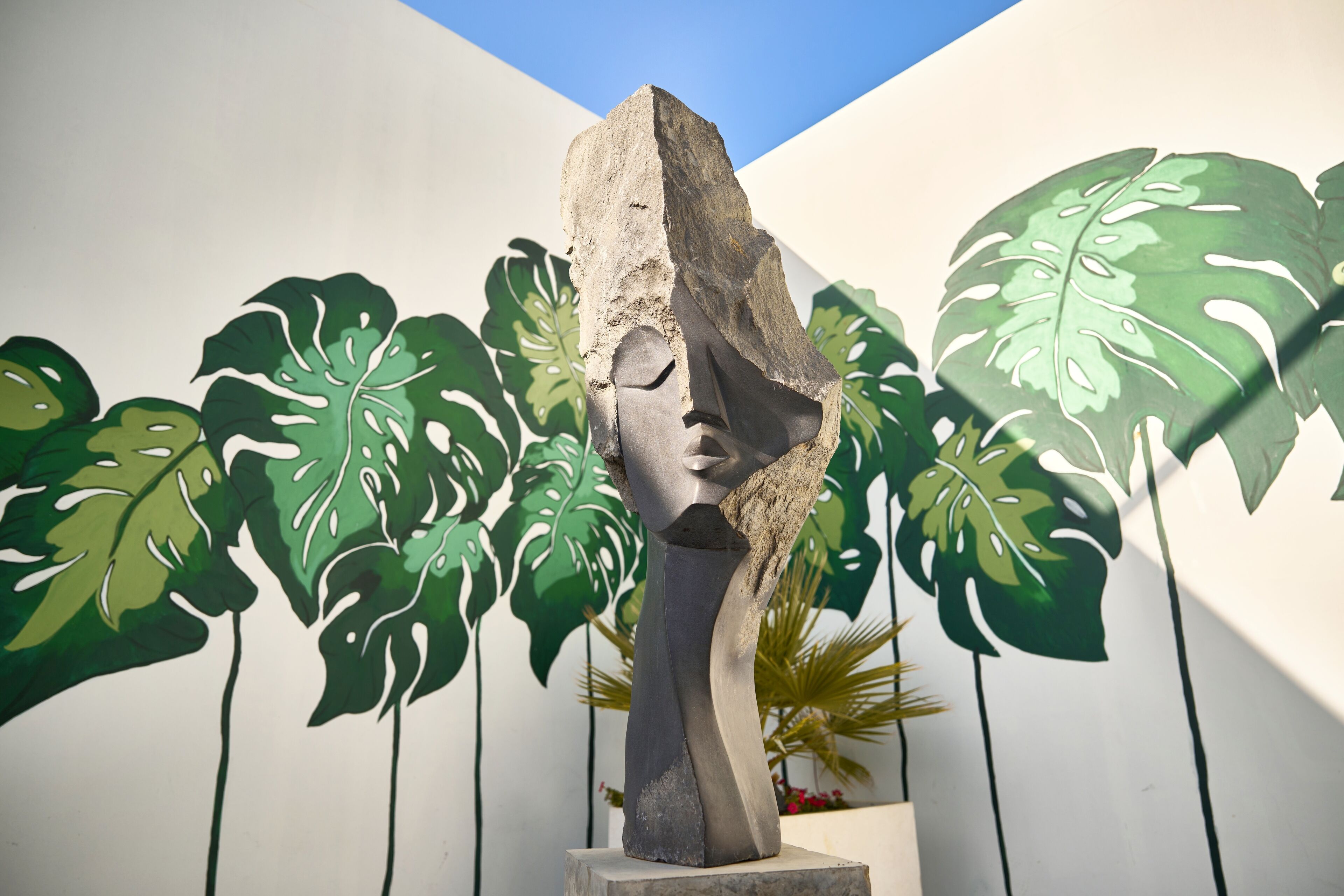 outdoor pool, open 7:00 am to 7:00 pm, pool loungers