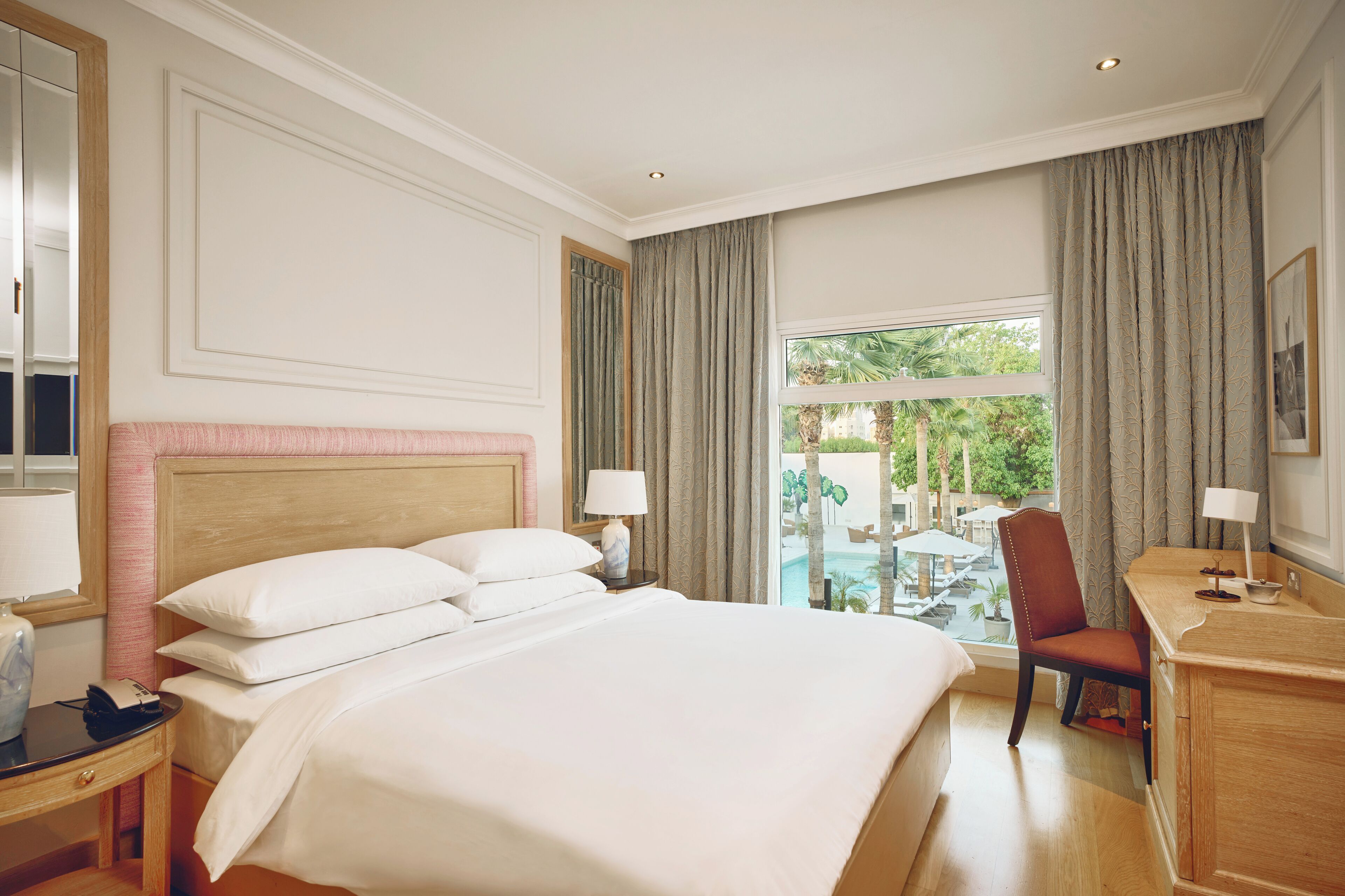 Pool View Room | Sábanas de algodón egipcio, minibar, caja fuerte y escritorio