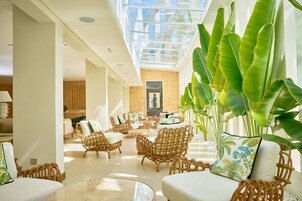 Se ofrece un desayuno bufé (6.500 BHD por persona)