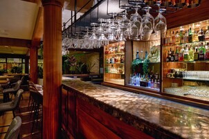 3 restaurantes; se sirve cocina mediterránea 