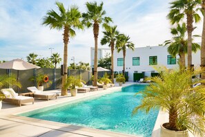 Piscine extérieure, chaises longues