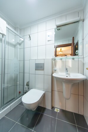 Ducha, artículos de tocador gratuitos, secador de pelo, pantuflas