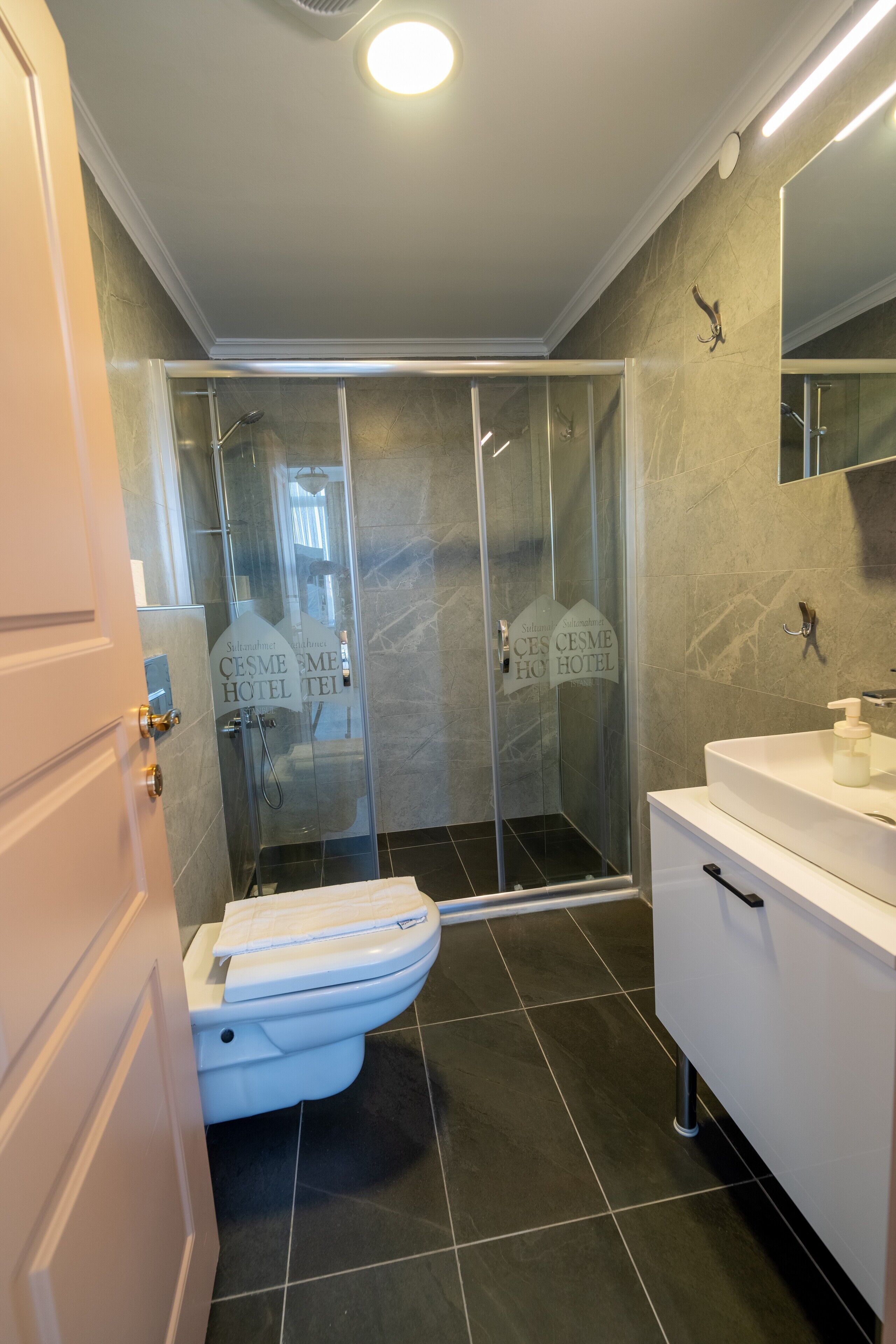 Ducha, artículos de tocador gratuitos, secador de pelo, pantuflas