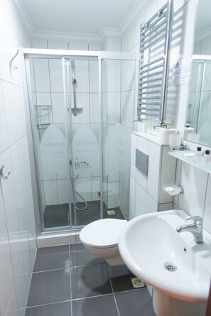 Ducha, artículos de tocador gratuitos, secador de pelo, pantuflas