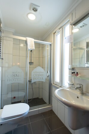 Ducha, artículos de tocador gratuitos, secador de pelo, pantuflas