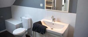 Standard Room | Bathroom