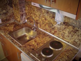 Standard Double Room, 1 Double or 2 Twin Beds | Private kitchenette | Fridge, stovetop, electric kettle, cookware/dishes/utensils