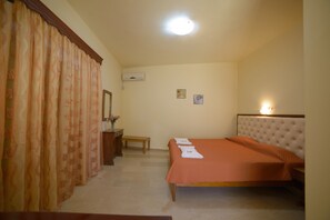 In-room safe, iron/ironing board, free cots/infant beds, rollaway beds - Toulas Apartments (Corfu)