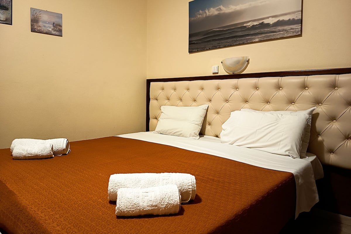 Standard Studio, 1 Double or 2 Single Beds, Smoking | In-room safe, iron/ironing board, free cots/infant beds, rollaway beds
