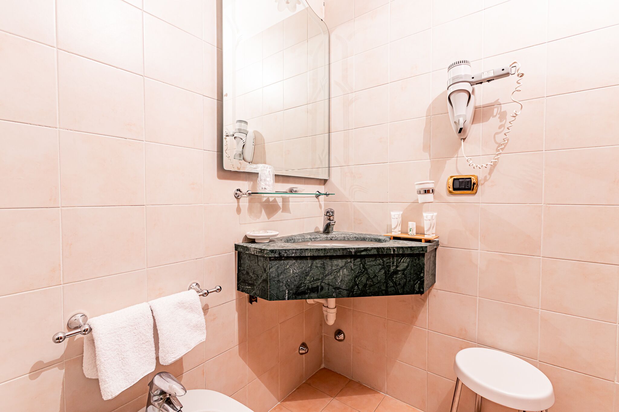 standard double room | bathroom | free toiletries, hair dryer, slippers, towels