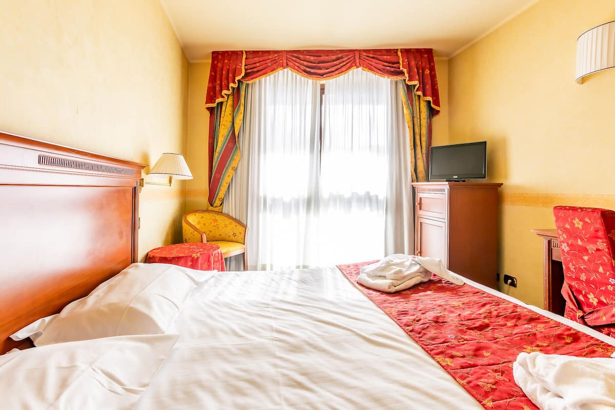 Standard Double Room | Minibar, in-room safe, soundproofing, iron/ironing board