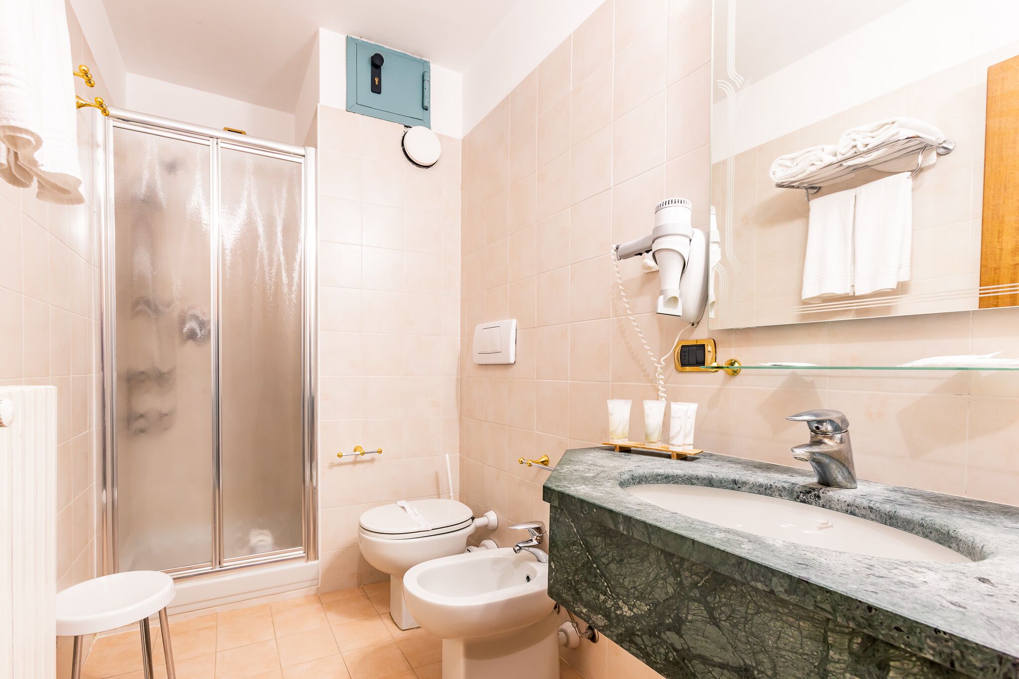junior suite | bathroom | free toiletries, hair dryer, slippers, towels