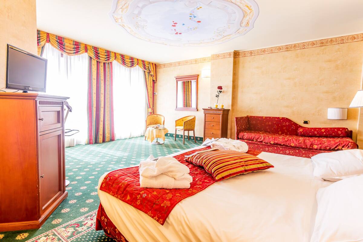 junior suite | minibar, in-room safe, soundproofing, iron/ironing board