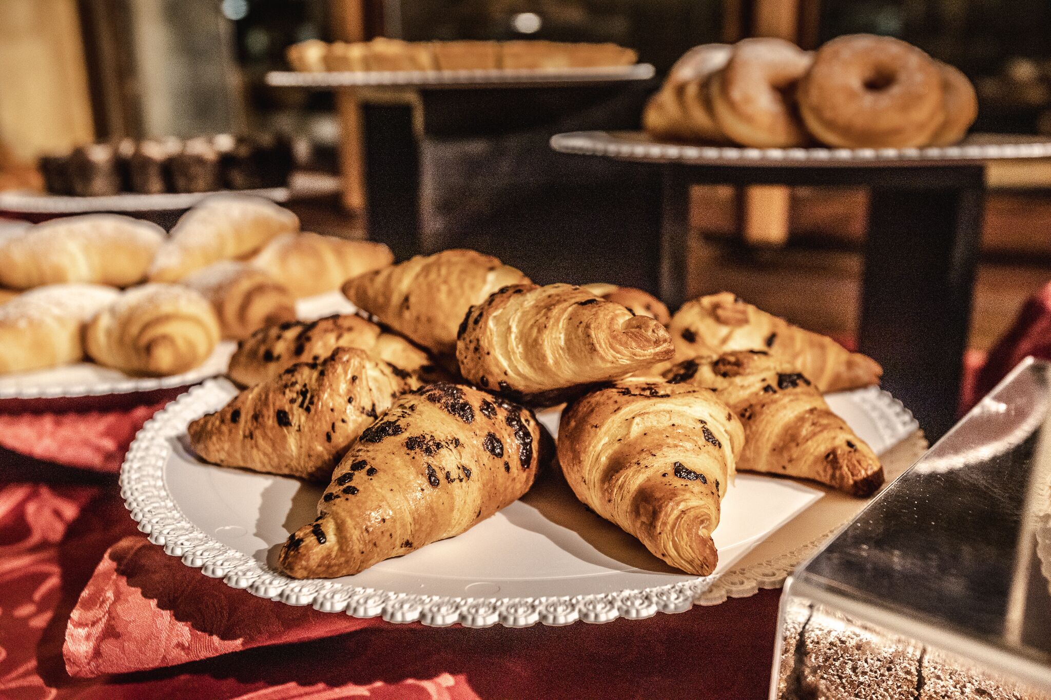 Eine Auswahl an Backwaren, darunter Croissants und andere Gebäckstücke.