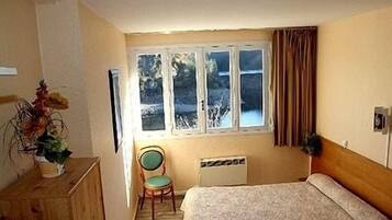 Double Room, Lake View | Desk, free cribs/infant beds, free WiFi, bed sheets