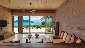 別墅 | 起居區 | 48-吋電視,提供衛星頻道