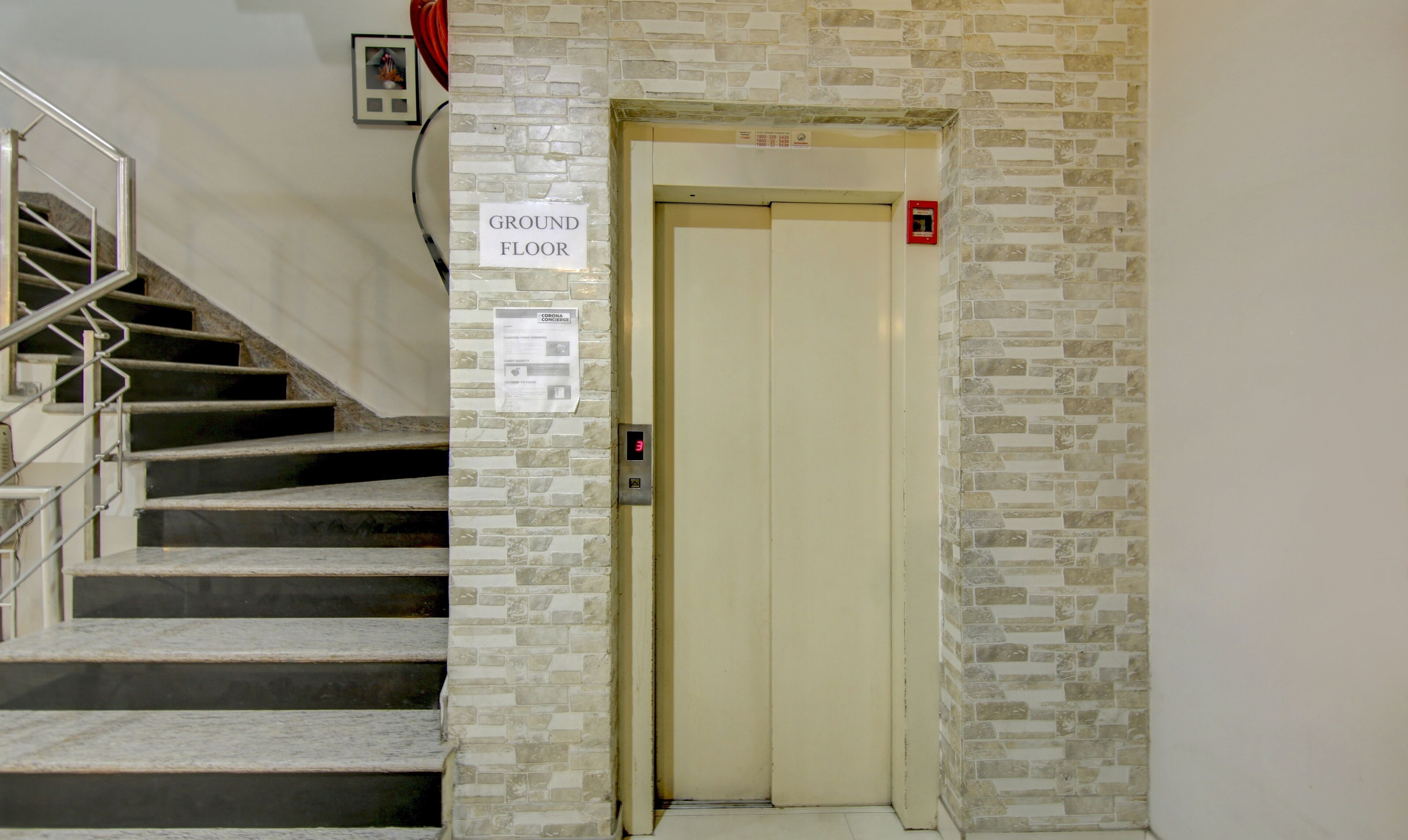 Gradi que porten a una zona a nivell del sòl, amb un senyal que diu 'GROUND FLOOR'.