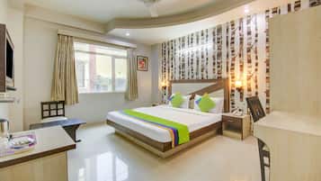 Habitación Deluxe | Caja de seguridad en la habitación, escritorio y camas extra