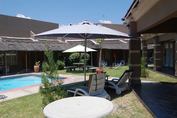 Außenpool, Sonnenschirme, Liegestühle