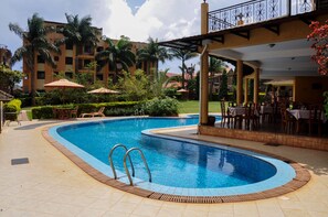 Outdoor pool - The City Royal Resort Hotel (Kampala)