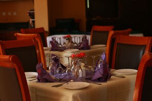 2 restaurantes; se sirven desayunos y cocina local e internacional