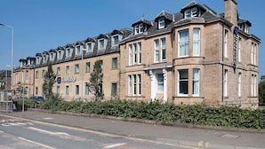 A historic building with multiple windows and a prominent Travelodge sign. - Travelodge Edinburgh Cameron Toll (Edinburgh)