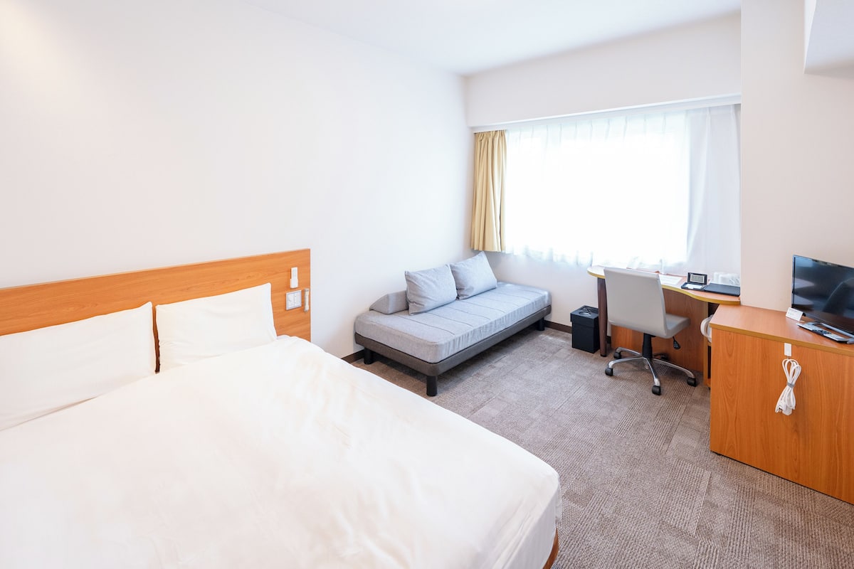 Standard Room, 1 Double Bed, Non Smoking | Down duvets, desk, laptop workspace, blackout curtains