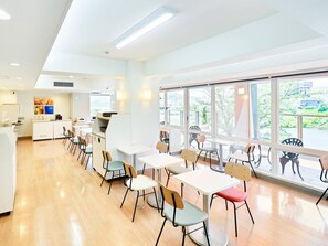 Se ofrece un desayuno bufé (990 JPY por persona)