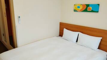 スタンダード ルーム クイーンベッド 1 台 禁煙 | 羽毛の掛け布団、デスク、ノートパソコン用作業スペース、遮光カーテン