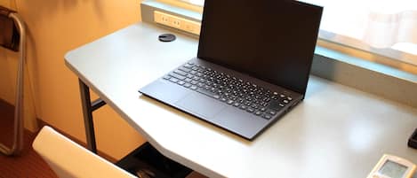 Kamar Standar, Beberapa Tempat Tidur, Bebas Asap Rokok | Selimut bulu angsa, meja kerja, dan ruang kerja ramah laptop