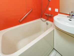 Ensemble douche/baignoire, articles de toilette gratuits, sèche-cheveux