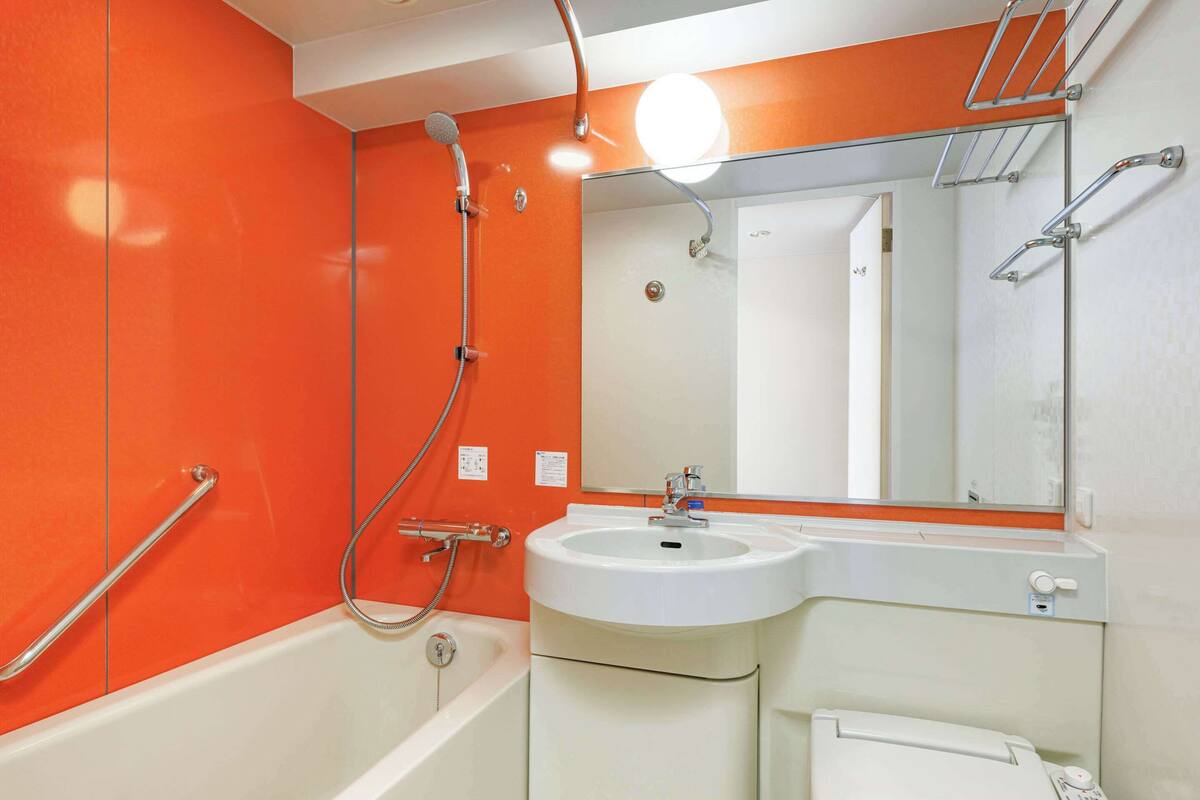 combined shower/bathtub, free toiletries, hair dryer, slippers