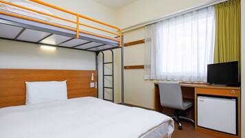 Standardrum - flera sängar - icke-rökare | Duntäcken, skrivbord, arbetsyta för laptop och mörkläggningsgardiner