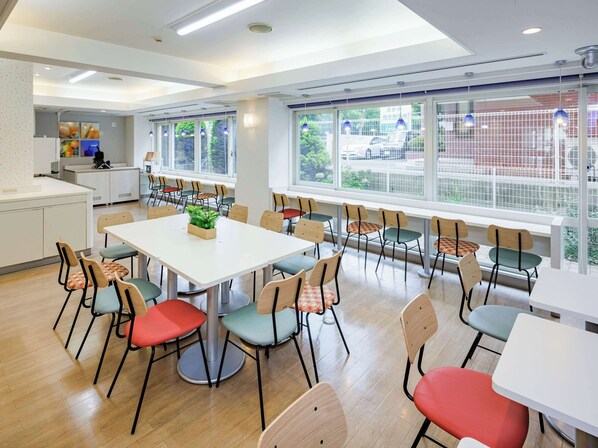 อาหารเช้าแบบบุฟเฟ่ต์ทุกวัน (JPY 1100 ต่อคน)