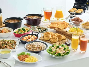 Daily buffet breakfast (JPY 1100 per person)