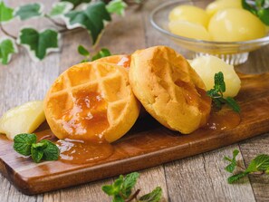 Daily buffet breakfast (JPY 1100 per person)