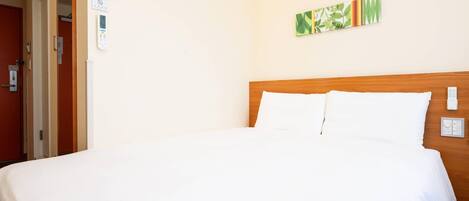 Habitación estándar, 1 cama matrimonial, para no fumadores | Edredón, escritorio y espacio para trabajar con laptop