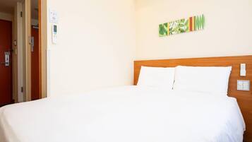 Habitación estándar, 1 cama matrimonial, para no fumadores | Edredón, escritorio y espacio para trabajar con laptop