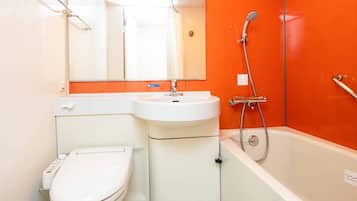 Kombinasi shower/bathtub dan perlengkapan mandi gratis