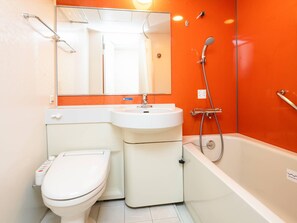 Combined shower/tub, free toiletries, hair dryer, slippers - Comfort Inn Kurashiki Mizushima (Kurashiki)