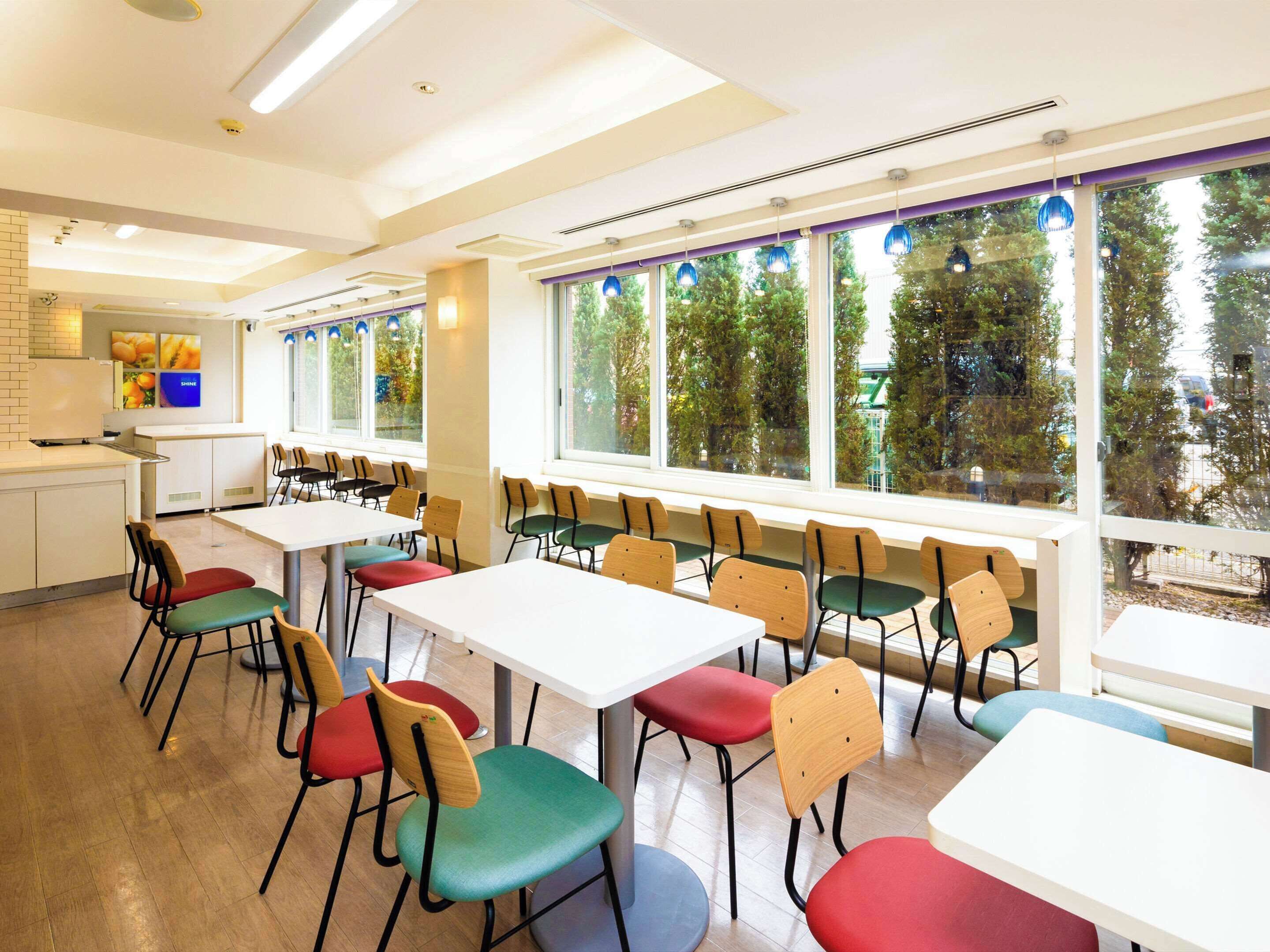 Daily buffet breakfast (JPY 1100 per person)