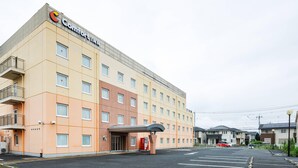 Un hôtel Comfort Inn avec un parking situé devant l’établissement.