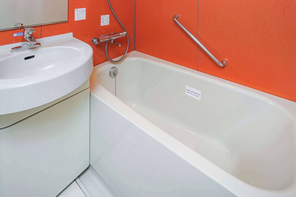 combined shower/bathtub, free toiletries, hair dryer, slippers