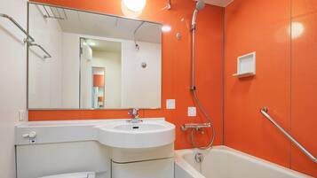 Combined shower/bathtub, free toiletries, hair dryer, slippers