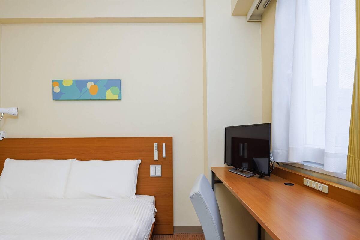 Standard Room, 1 Double Bed, Non Smoking | Down comforters, desk, laptop workspace, blackout drapes