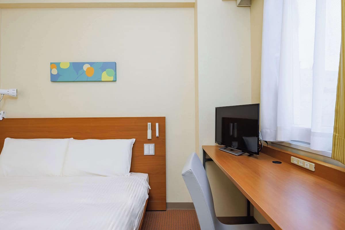 standard room, 1 double bed, non smoking | down duvets, desk, laptop workspace, blackout curtains